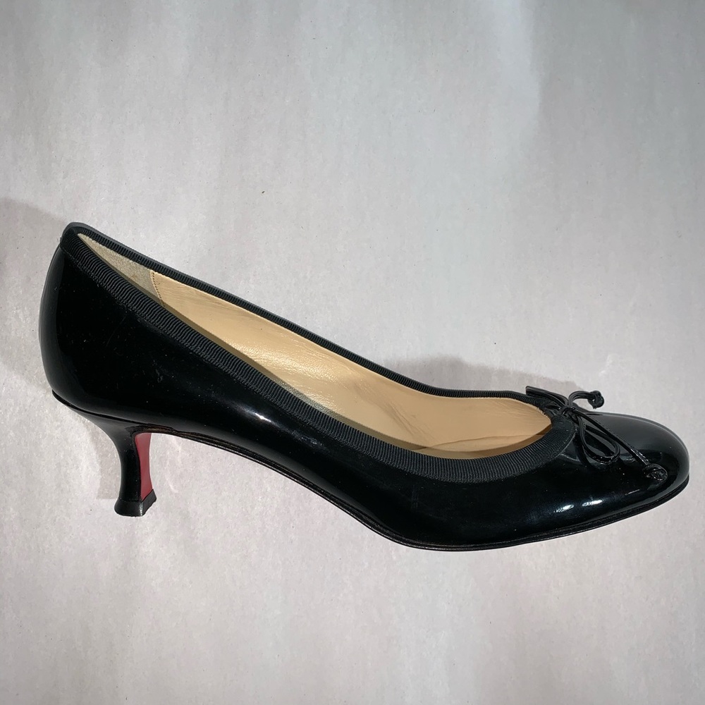 👋🏾SOLD👋🏾CHRISTIAN LOUBOUTIN size 39.5 patent kitten heels